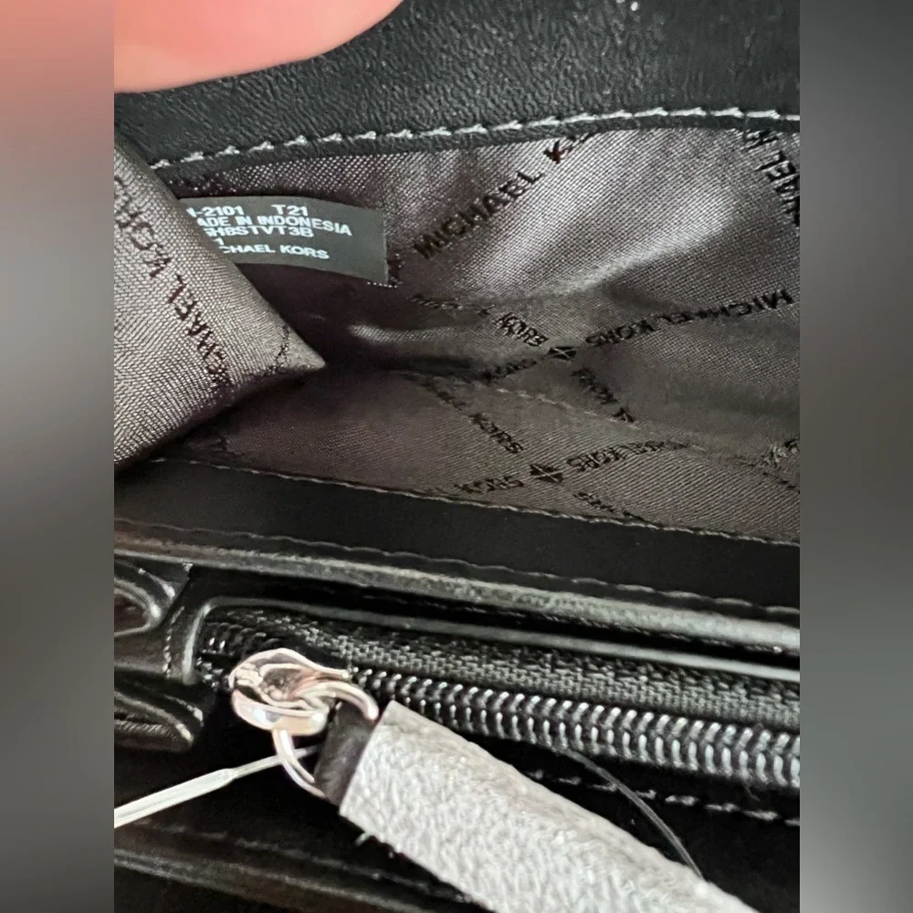 🦋Michael Kors Lg Continental Wallet-Wristlet Black/Silver